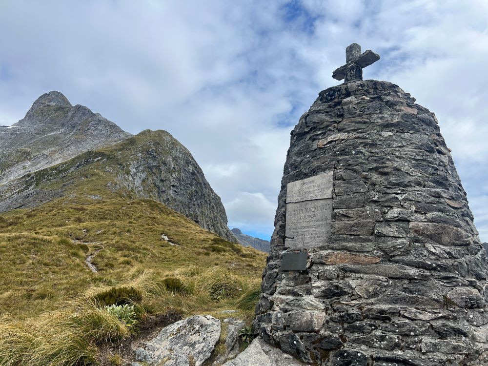マッキンノン峠（1,154m）の記念碑