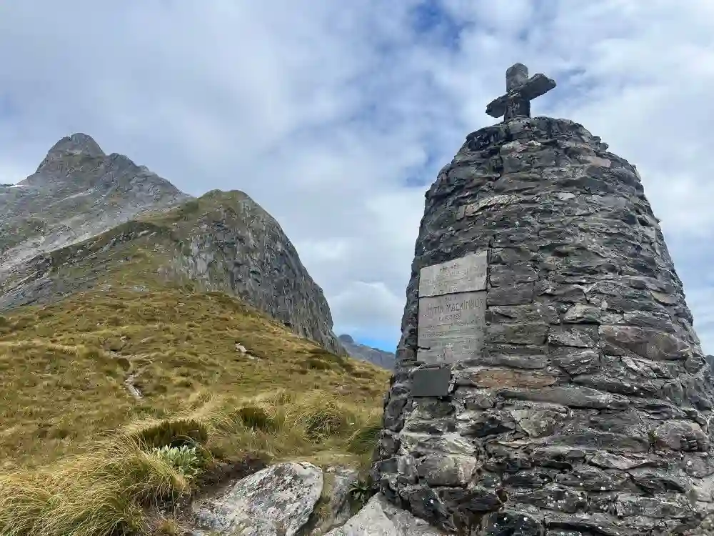 マッキンノン峠（1,154m）の記念碑