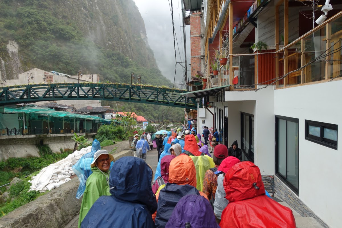 シャトルバスの長い列