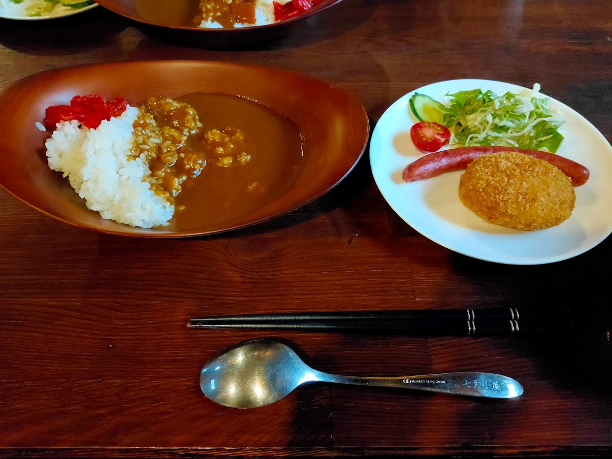 七丈小屋の夕食。スパイシーなルーが疲れた身体に元気をくれます。生野菜のサラダもうれしい！